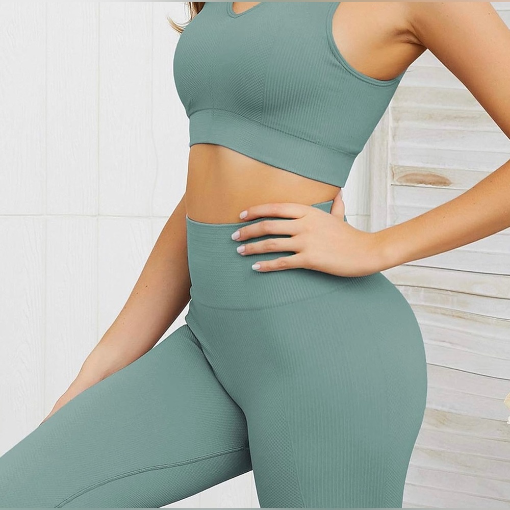 Activewear set (sports bra and leggings)